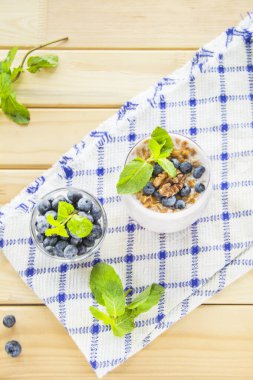  Yeşil yapraklı sulu ve taze yaban mersini. Yaratıcı atmosfer dekorasyonu