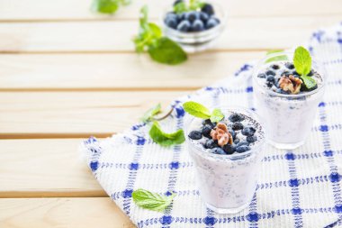  Yeşil yapraklı sulu ve taze yaban mersini. Yaratıcı atmosfer dekorasyonu