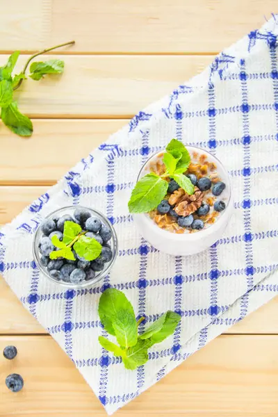  Yeşil yapraklı sulu ve taze yaban mersini. Yaratıcı atmosfer dekorasyonu