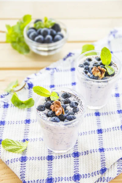  Yeşil yapraklı sulu ve taze yaban mersini. Yaratıcı atmosfer dekorasyonu