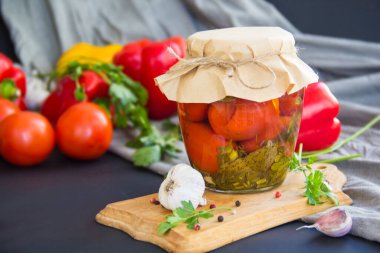 Masada lezzetli sebze turşusu kavanozları. Yaratıcı atmosfer dekorasyonu