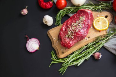 Kesme tahtasında baharatlı çiğ biftek. Yaratıcı atmosfer dekorasyonu