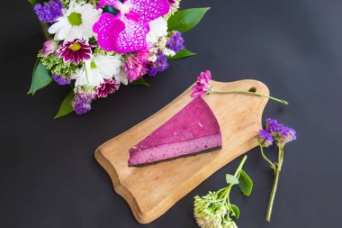 Taze yaban mersinli ev yapımı cheesecake ve tatlı olarak nane şekeri sağlıklı organik tatlı turtalı cheesecake. Yaratıcı atmosfer dekorasyonu