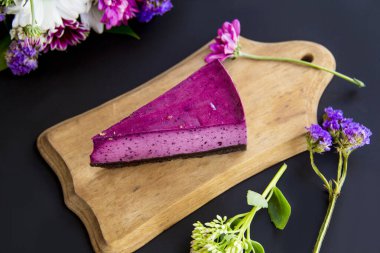 Taze yaban mersinli ev yapımı cheesecake ve tatlı olarak nane şekeri sağlıklı organik tatlı turtalı cheesecake. Yaratıcı atmosfer dekorasyonu