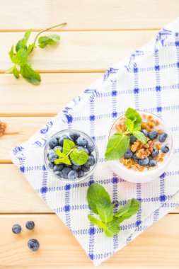  Yeşil yapraklı sulu ve taze yaban mersini. Yaratıcı atmosfer dekorasyonu