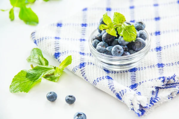 Juicy Fresh Blueberries Green Leaves Creative Atmospheric Decoration — Stock Photo, Image