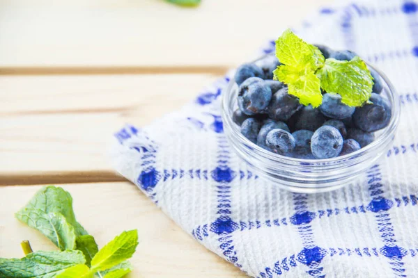 Juicy Fresh Blueberries Green Leaves Creative Atmospheric Decoration — Stock Photo, Image