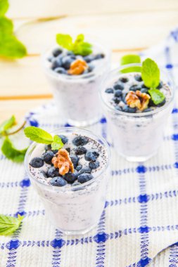  Yeşil yapraklı sulu ve taze yaban mersini. Yaratıcı atmosfer dekorasyonu