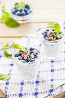  Yeşil yapraklı sulu ve taze yaban mersini. Yaratıcı atmosfer dekorasyonu