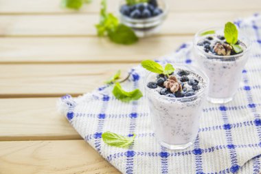  Yeşil yapraklı sulu ve taze yaban mersini. Yaratıcı atmosfer dekorasyonu