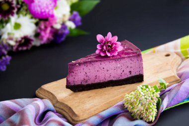  Yeşil yapraklı sulu ve taze yaban mersini. Yaratıcı atmosfer dekorasyonu