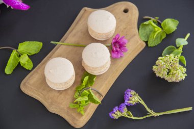 Tatlı olarak kurabiye ve nane, sağlıklı organik yaz tatlısı. Yaratıcı atmosfer dekorasyonu