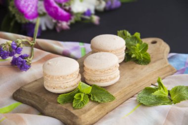 Tatlı olarak kurabiye ve nane, sağlıklı organik yaz tatlısı. Yaratıcı atmosfer dekorasyonu