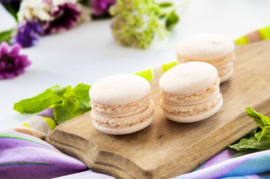 Tatlı olarak kurabiye ve nane, sağlıklı organik yaz tatlısı. Yaratıcı atmosfer dekorasyonu