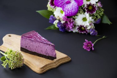  Yeşil yapraklı sulu ve taze yaban mersini. Yaratıcı atmosfer dekorasyonu