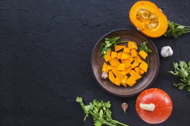 Balkabağı ve sonbahar yapraklarının güzel manzarası. Yaratıcı atmosfer dekorasyonu