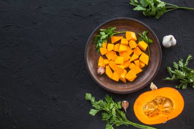 Balkabağı ve sonbahar yapraklarının güzel manzarası. Yaratıcı atmosfer dekorasyonu