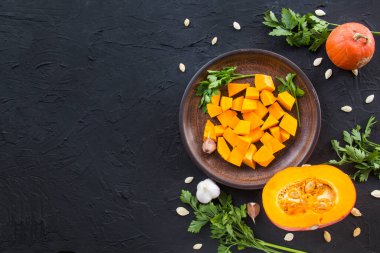 Balkabağı ve sonbahar yapraklarının güzel manzarası. Yaratıcı atmosfer dekorasyonu