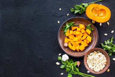 Balkabağı ve sonbahar yapraklarının güzel manzarası. Yaratıcı atmosfer dekorasyonu