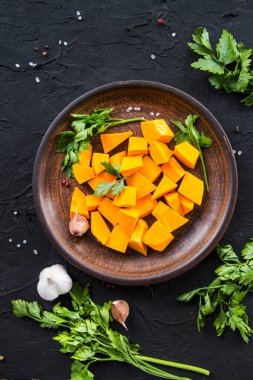 Balkabağı ve sonbahar yapraklarının güzel manzarası. Yaratıcı atmosfer dekorasyonu