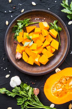 Balkabağı ve sonbahar yapraklarının güzel manzarası. Yaratıcı atmosfer dekorasyonu