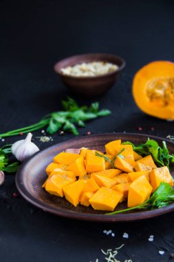 Balkabağı ve sonbahar yapraklarının güzel manzarası. Yaratıcı atmosfer dekorasyonu