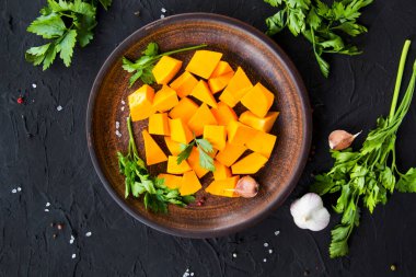 Balkabağı ve sonbahar yapraklarının güzel manzarası. Yaratıcı atmosfer dekorasyonu