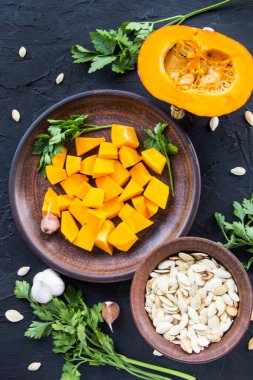 Çok güzel doğranmış balkabağı salatası, şifalı otlar ve yemek için malzemeler. Yaratıcı atmosfer dekorasyonu