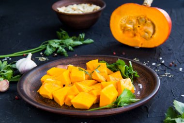 Lezzetli sağlıklı balkabağı çorbası, bitkiler ve yemek için malzemeler. Yaratıcı atmosfer dekorasyonu