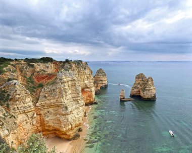 Lagos 'ta mavi bulutlu Atlantik Okyanusu manzarası, Portekiz            