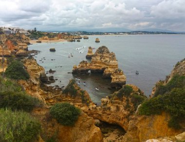 Portekiz 'de Lagos kıyıları, Algarve, bulutlu bir günde, kayalarla