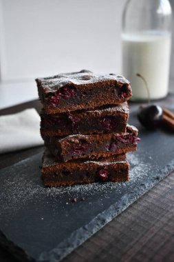 Çikolatalı ve kirazlı Brownie.