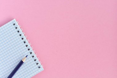 Pembe arka planda kurşun kalemli not defteri