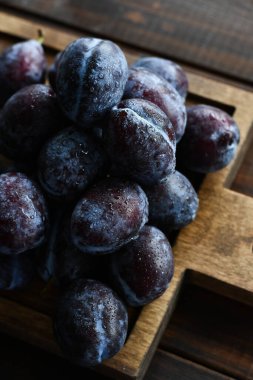 Tahtada taze ıslak erikler