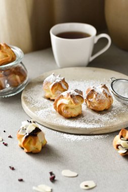 Kahvaltıda çikolata kremalı ev yapımı ekler.