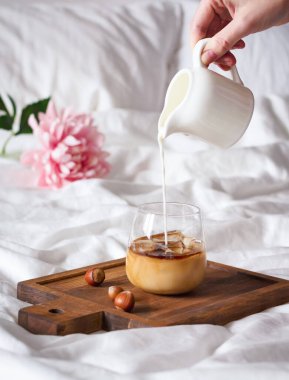 Sabah kahvesi yatakta.