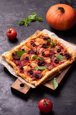 İtalyan pizzası, mozarella ve domatesli.