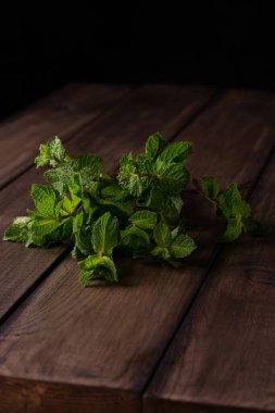 Tahta bir masada taze nane.