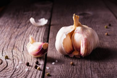 Tahta masada taze sarımsak.