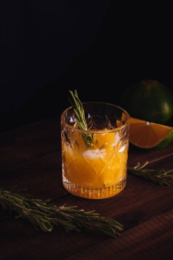 Bardakta biberiyeli portakal suyu.