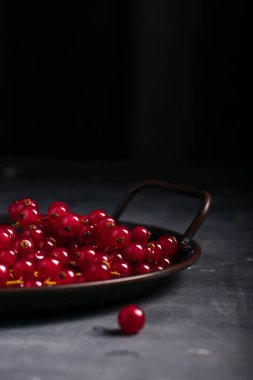 Kırmızı frenk üzümü tabakta