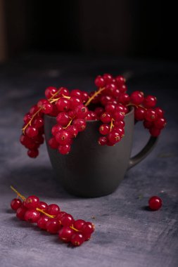 Cam bir kasede kırmızı frenk üzümü