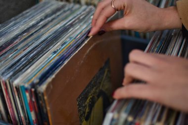 Dükkanda vinil arayan bir kız..