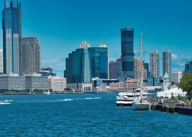 Güneşli bir yaz gününde feribottan Manhattan iskelesine.