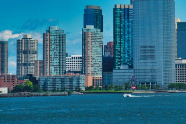 Güneşli bir ağustos gününde feribottan Manhattan 'a bakın.