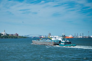 Gemi Staten Island yakınlarında yüzüyor.