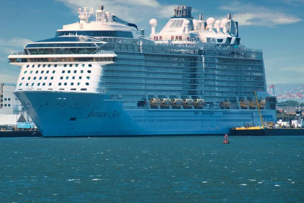 Ocean liner op de pier in Manhattan — Stockfoto