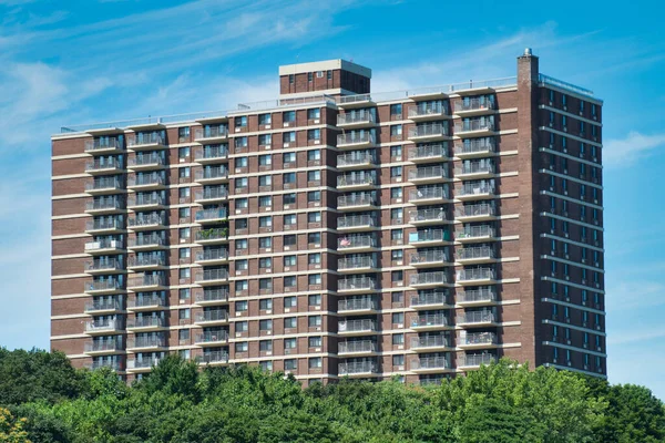 Appartementencomplex omringd door bomen op een zonnige dag — Stockfoto