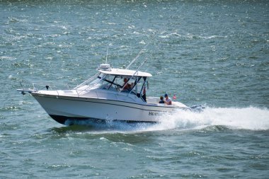 Güneşli bir günde tekne hızla dalgalarda yüzer.