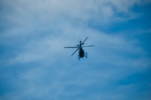 Вертолет в облаках в солнечный летний день — стоковое фото
